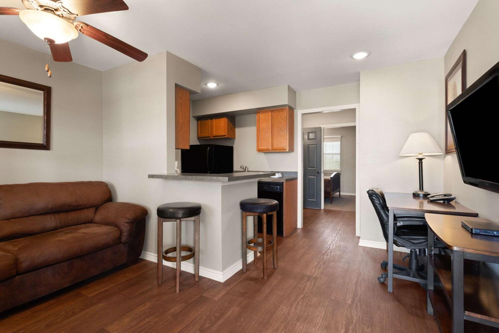 Eagle'S Den Suites Cotulla A Travelodge By Wyndham Exterior photo