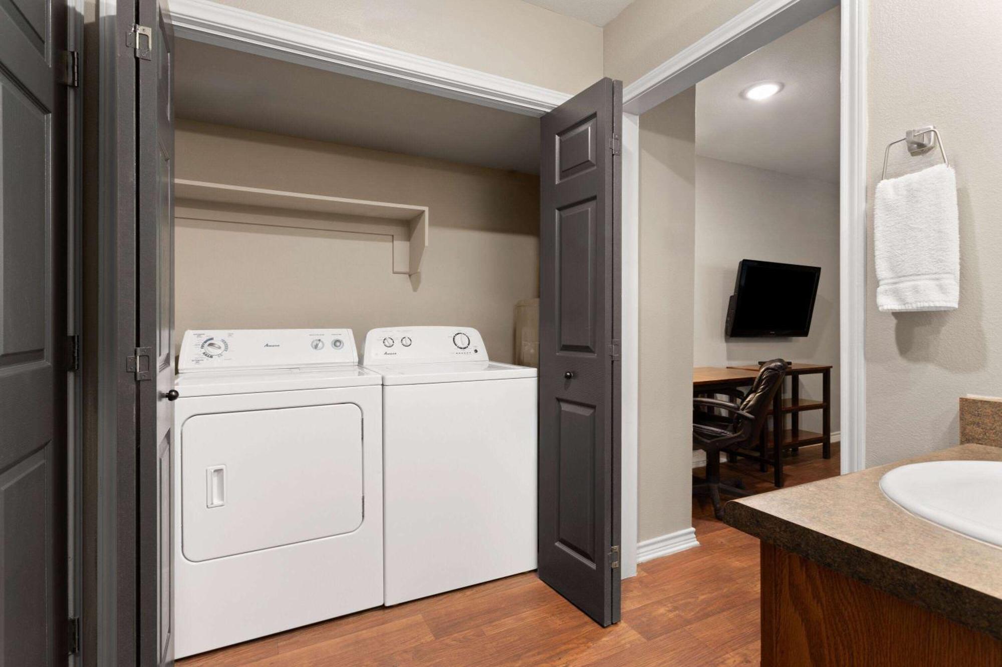 Eagle'S Den Suites Cotulla A Travelodge By Wyndham Exterior photo