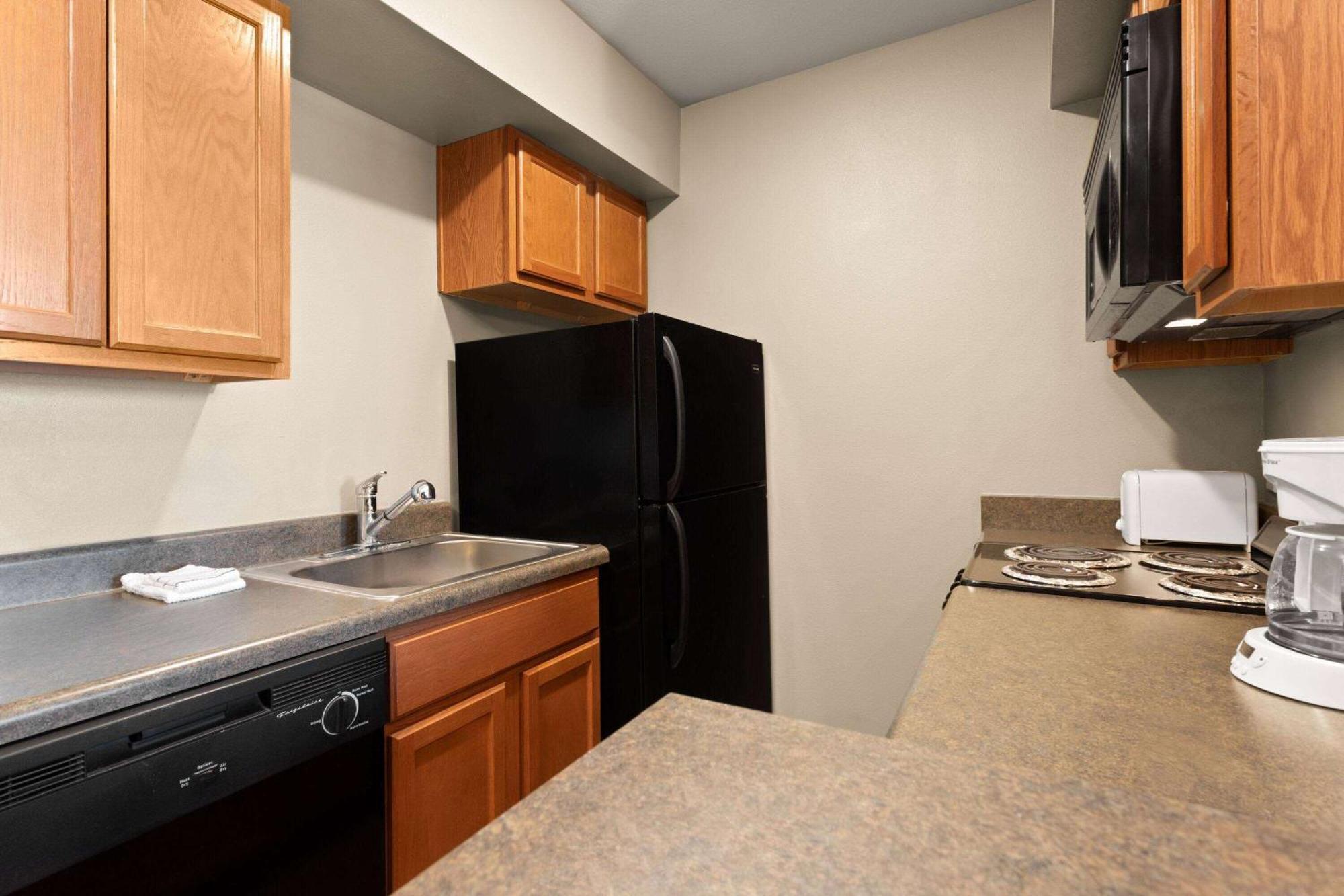 Eagle'S Den Suites Cotulla A Travelodge By Wyndham Exterior photo