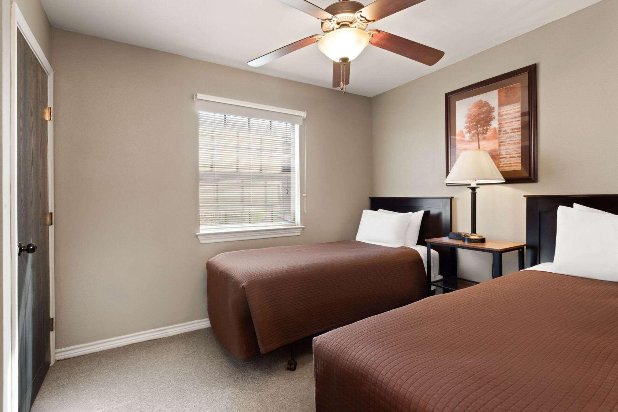 Eagle'S Den Suites Cotulla A Travelodge By Wyndham Exterior photo