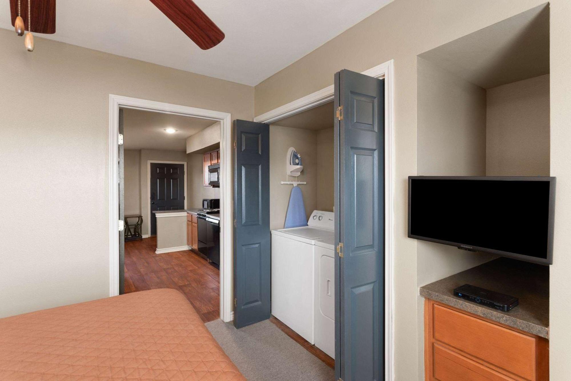 Eagle'S Den Suites Cotulla A Travelodge By Wyndham Exterior photo