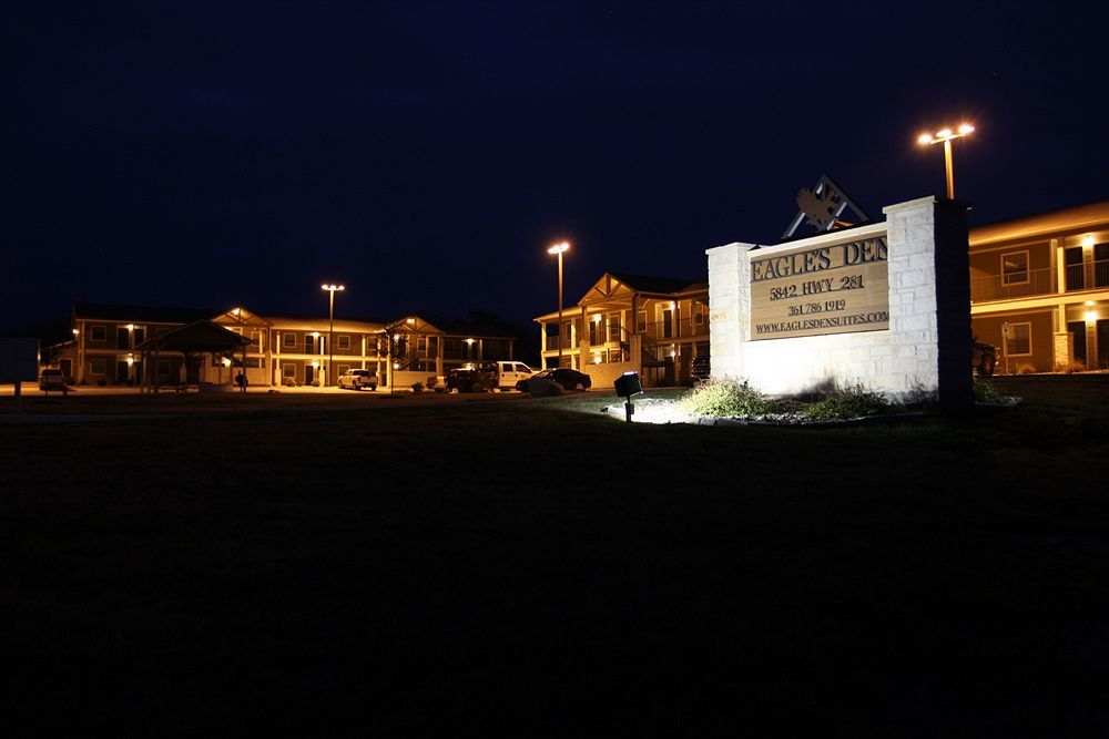 Eagle'S Den Suites Cotulla A Travelodge By Wyndham Exterior photo
