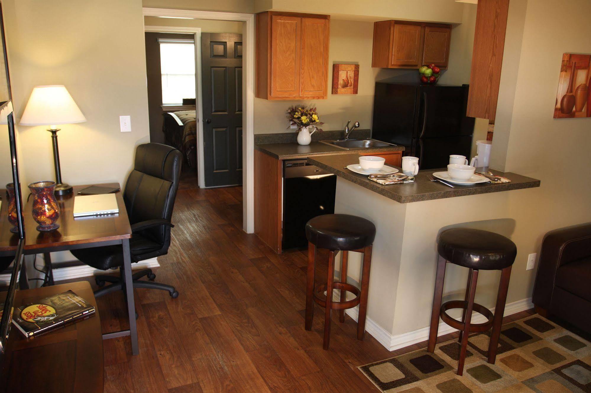 Eagle'S Den Suites Cotulla A Travelodge By Wyndham Exterior photo